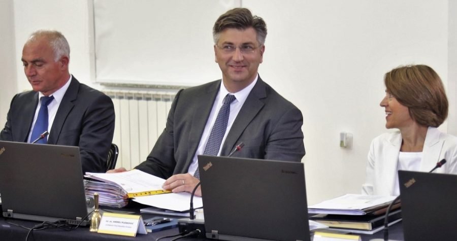 Kako je Plenković u Kninu pokazao što misli o novinarima: Dok je Vlada satima zasijedala u klimatiziranom prostoru, novinarska “marva” se topila na plus 40