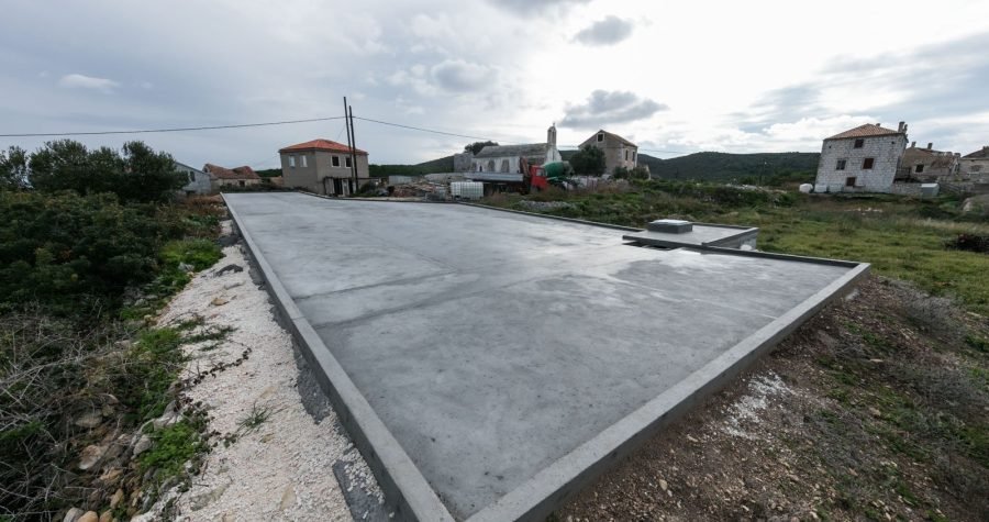 Betoniranje pučine: Peticija “Spasimo Biševo” protiv gradilišta kuće i bazena uz spomenik kulture