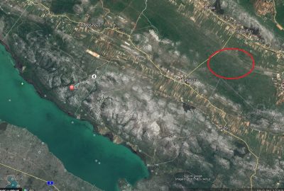 Zemljiše koje se prodaje crvena elipsa) je u blizini Parkaprirode Vransko jezero foto: Google Earth)