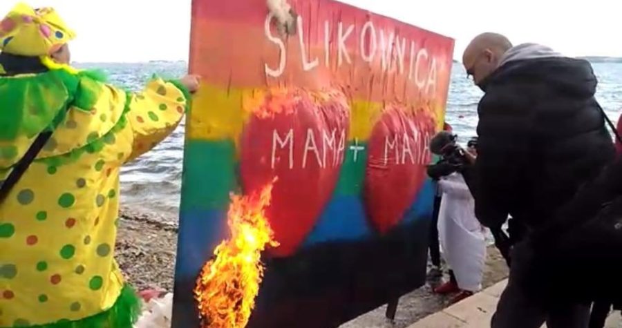 Dječje maškare u Kaštelima: Ljubav na lomaču!