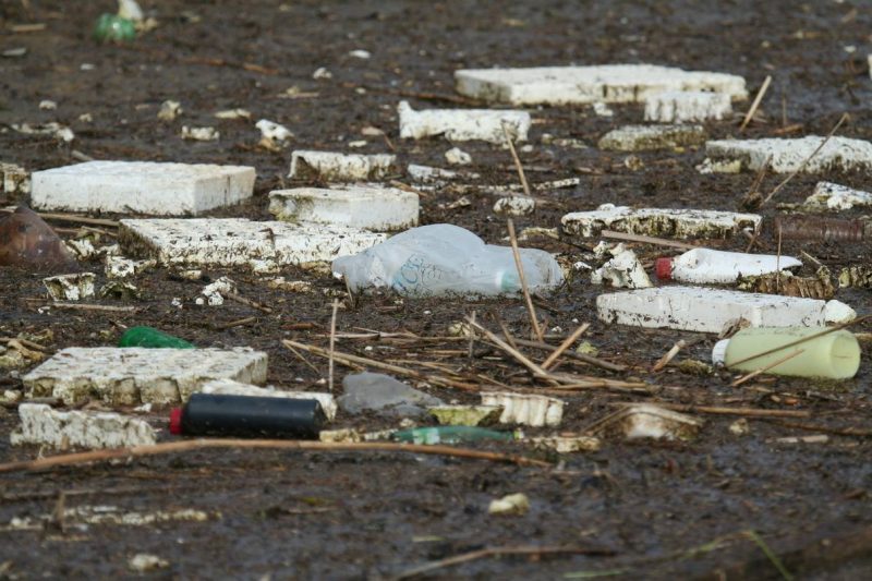 Nije kriva Albanija: Brda plastike plutaju kanalima Vranskog jezera