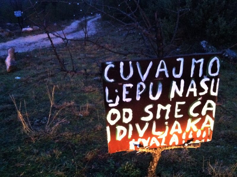 Ilustracija: Prigodni očajnički natpis u Tromilji kod Šibenika (foto TRIS/G. Šimac)