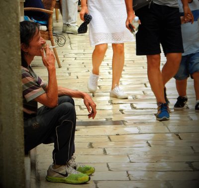 'Domorodac' sjedi i puši, turisti prolaze (foto TRIS/G. Šimac)