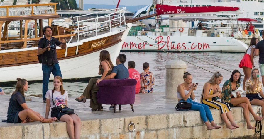 Izmuzi turista s foto-foteljom: Na splitskoj rivi fotograf šeta s ljubičastom foteljom (FOTO)