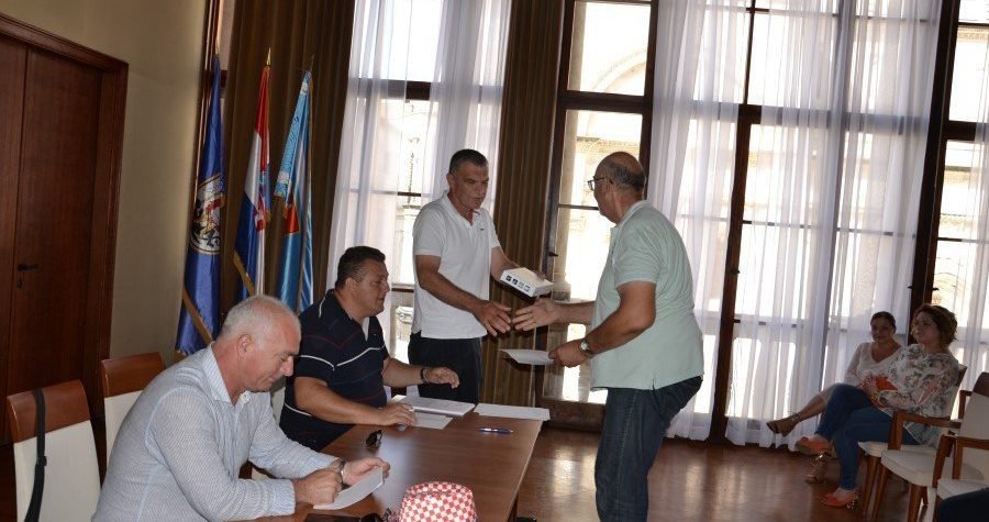 Vijećnicima podijelili tablete