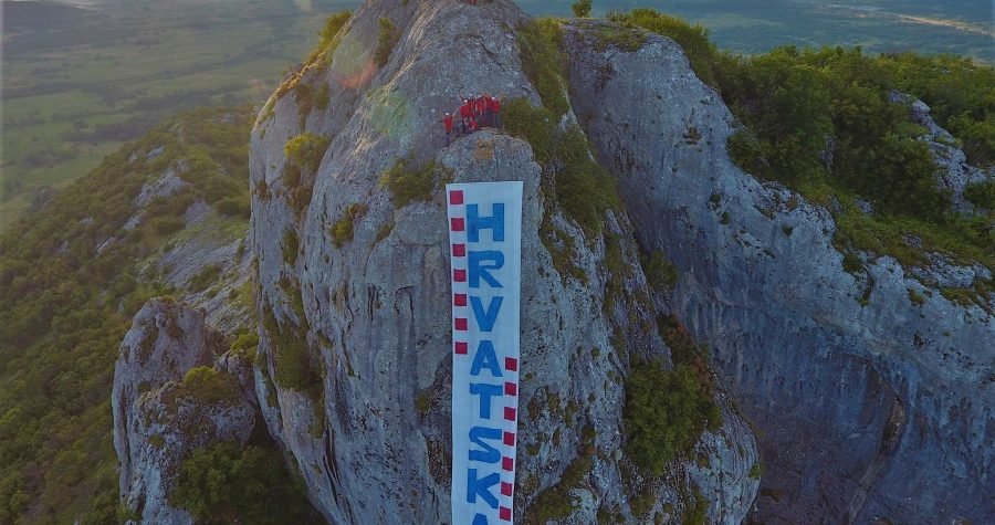 Gorska služba navijanja: HGSS Gospić na brdu Zir razmotao golemi transparent ‘Hrvatska’ (VIDEO)
