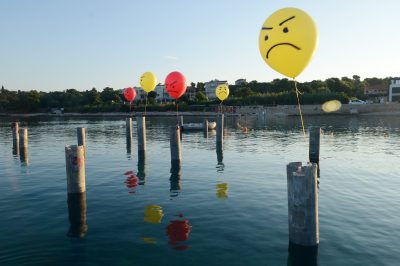 Ljutiti građani Pule: Noćna akcija balonima protiv koncesije u uvali Valovine