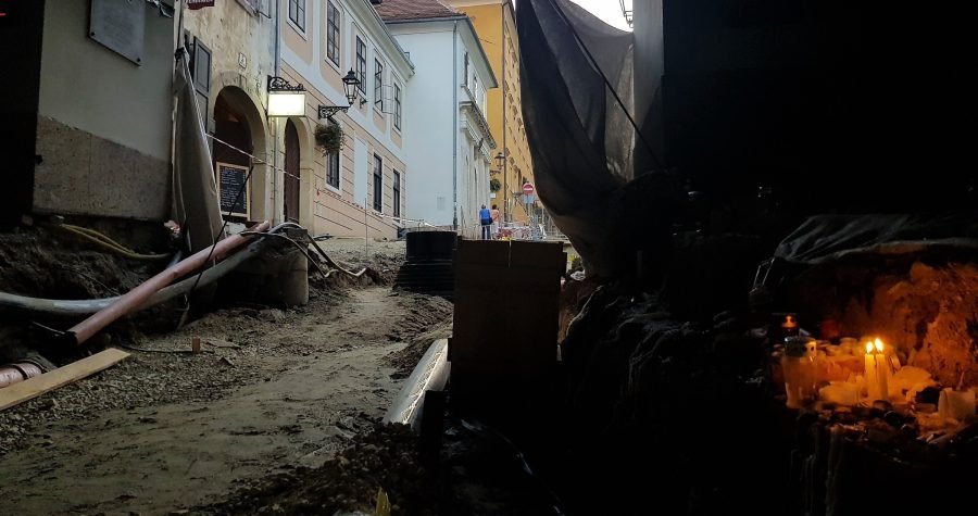 FOTO: Selfieji s bagerom u srcu Zagreba, nered i raskopana Kamenita vrata…