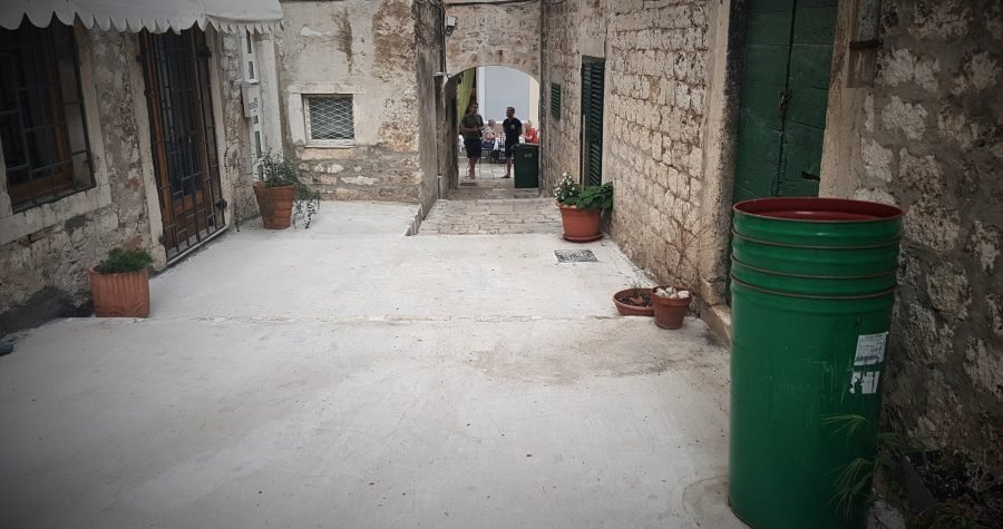 Mario Marin (ŽZ): Devastacija i kulturocid u srcu Šibenika – odnijeli kamene ploče i zabetonirali