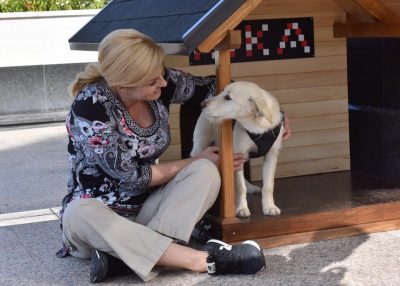 Kika ima novu kuću na kojoj piše KIKA (foto: Facebook/predsjednica.hr)