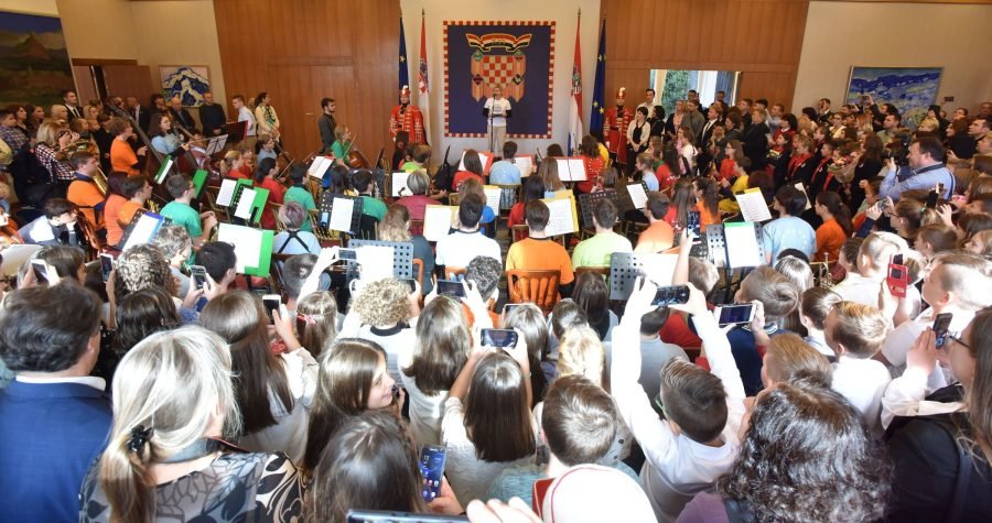 Predsjednička kampanja: Svi bi htjeli veće ovlasti, ali nitko ne čita Ustav niti zna kako se mijenja…