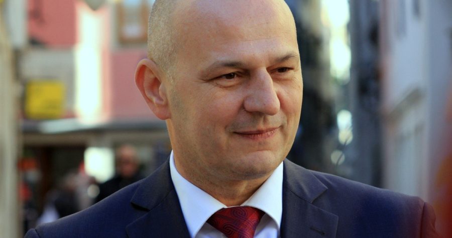 Mislav Kolakušić u HRT-ovoj emisiji “Nedjeljom u 2 “: Da sam premijer, smanjio bi plaće za 30 posto cijeloj državnoj i lokalnoj upravi, što je barem 100 tisuća radnih mjesta manje…