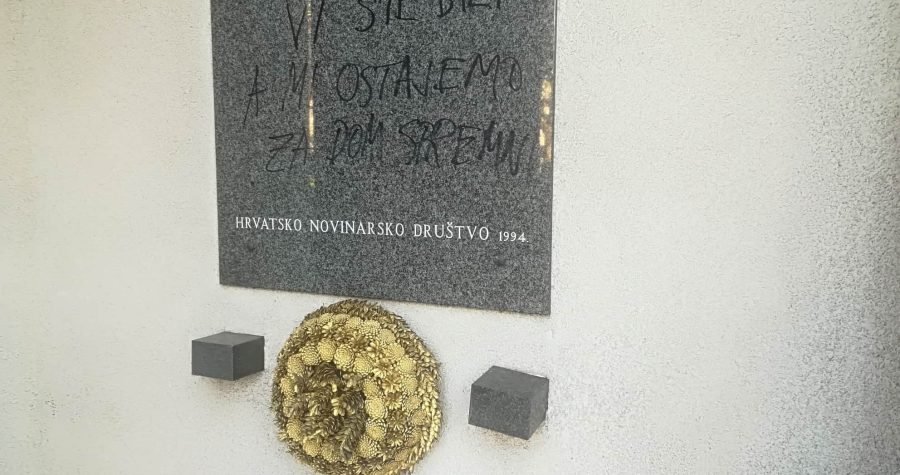 Na zgradi Novinarskog doma na spomen ploči hrvatskim novinarima i tehničarima ubijenima u Domovinskom ratu napisana poruka s ustaškim pozdravom