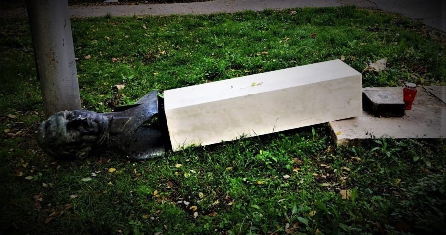 Srušio ‘Radu Končara’, spomenik mu pao na nogu, spasili ga vatrogasci, eno ga u bolnici