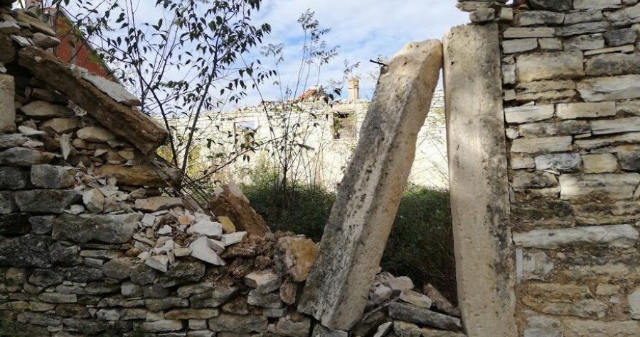 Ruševina u centru Kistanja u kojoj su stradali dječaci od zaostale bombe, i danas nezaštićena, neograđena prijeti