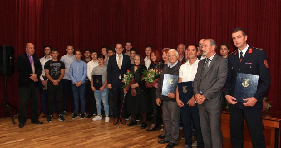 Martinje u Tisnom: Priznanja i zahvalnice vjernim turistima, vatrogascima, jedriličarima, maketarima, čuvarima tradicije, veslačima…