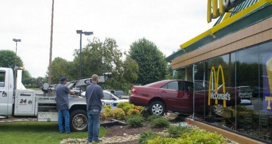 Vic dana: S 2,22 promila se zabila golfom u drive-in hamburgerdžinicu Mc Donald’s (FOTO)