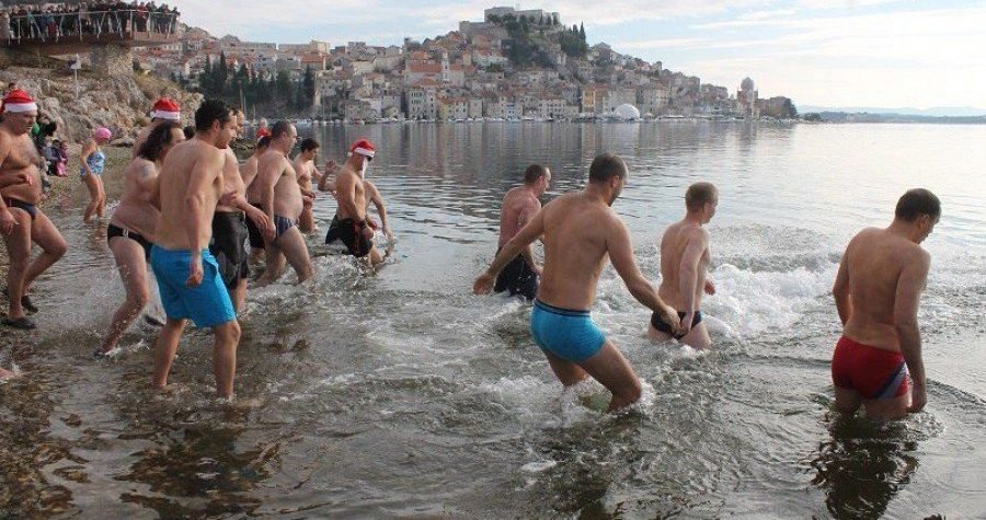 Novogodišnje kupanje u Šibeniku na temu zaštite okoliša