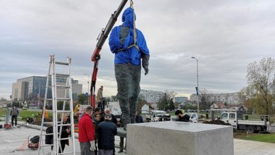 Postavljanje spomenika - foto: HRT/Hrvoje Reder