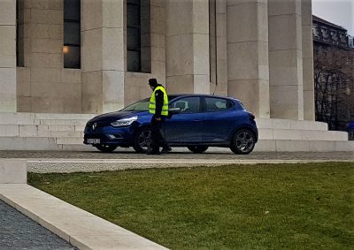 Prometni  redar pored svojeg automobila parkiranog kod Meštrovićevog paviljona 30. siječlnja 2019. godine u 14.51 sati (foto TRIS/G. Šimac)
