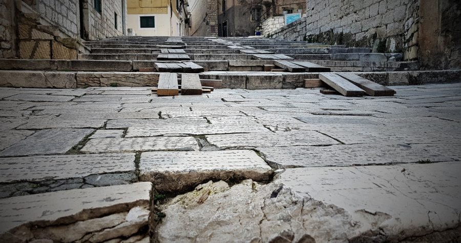 Kad “sveti grad” ubije – grad, a sve u ime Boga i naroda…