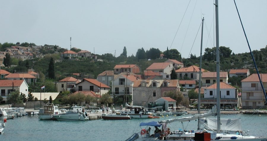 ŽLU na mukama, prijeti im povrat 3,2 milijuna eura SAFU-u :Kaprijani blokirali rivu i onemogućili pristajanje trajekta, gradonačelnik im poručio da javnim novcem neće graditi cestu do privatnih parcela!