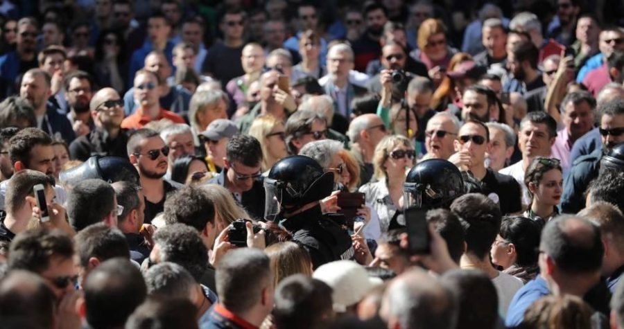 Veliki prosvjedi u Srbiji: Nakon sinoćnjeg upada prosvjednika u zgradu RTS-a, danas je glavni zahtjev oporbe Vučićeva ostavka