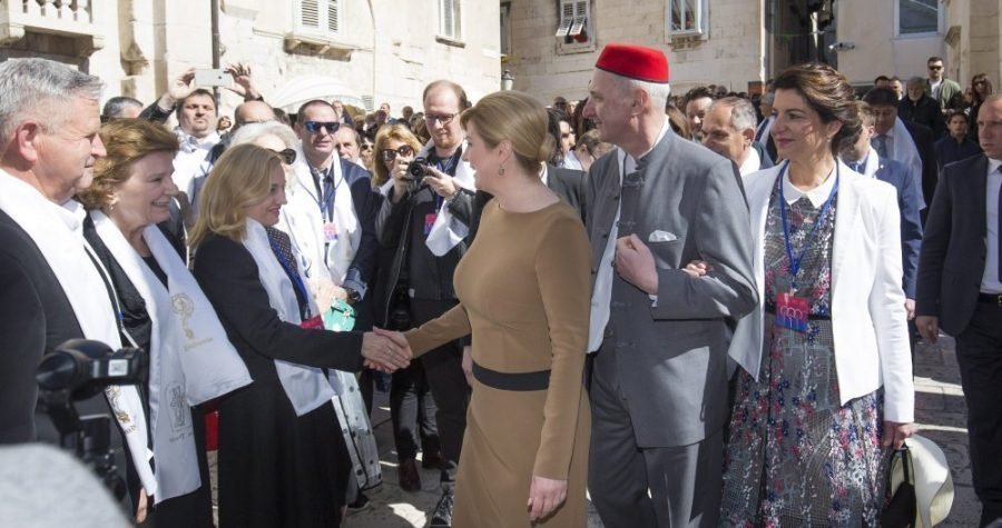 Sveti Duje spasi nas / Kolinda Grabar Kitarović usred incidenta u slavljeničkom Splitu: Sramite se, radite protiv naroda za svoj privilegij!