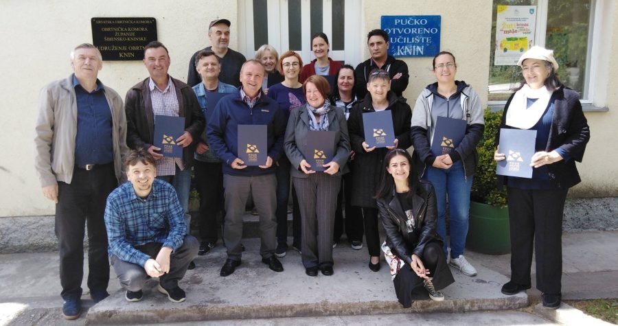 ‘Učimo danas za bolje sutra’: Novopečeni pčelari dobivaju besplatni roj medonosnih pčela, a biljoznalce čekaju gratis široke mirisne livade