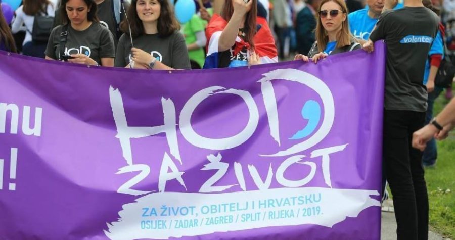 Zagreb, “Hod za život” : Tisuće ljudi u povorci uz zastave, transparente i – Thompsona