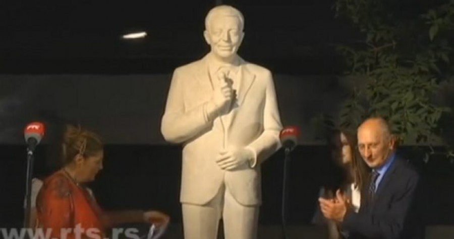 Oliver Mlakar otkrio spomenik kolegi Mići Orloviću ispred zgrade RTS-a u Beogradu: Voljeli smo se kao dragi prijatelji, nikad nismo bili rivali