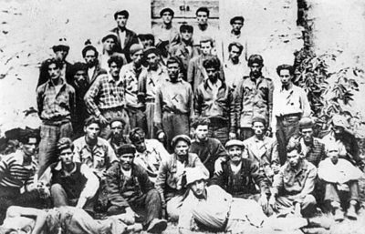 Foto: Zarobljeni pripadnici Prvog splitskog odreda ispred ustaškog zatvora u Sinju