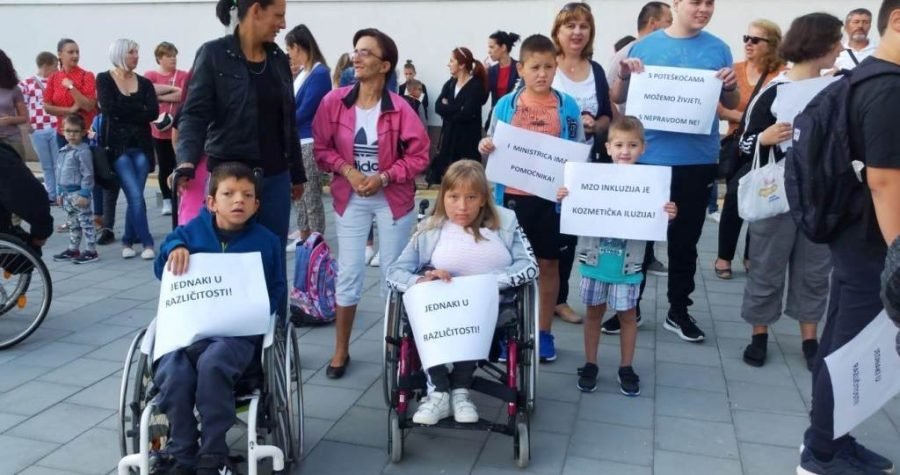 Prosvjed u Kninu: ‘I ministrica ima pomoćnika! S poteškoćama možemo živjeti, s nepravdom ne!’