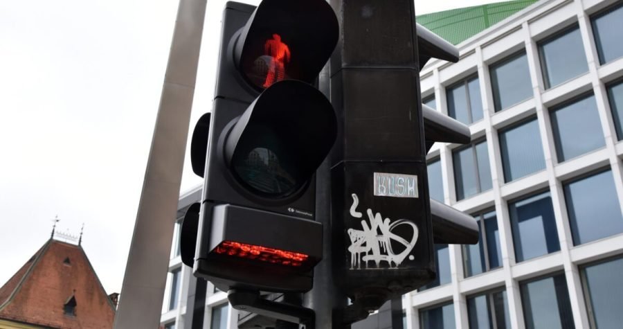 Horizontalna signalizacija: U Zagrebu postavljen semafor za pješake zadubljene u ekrane mobitela