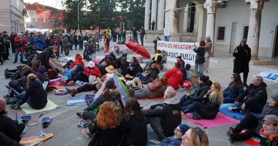 Farsa javnog savjetovanja o davanju plaža u dugogodišnje koncesije za nikakav novac: ‘Na adresu godisnji.plan@pula.hr napišite im samo FUJ! ili PROTIV!’