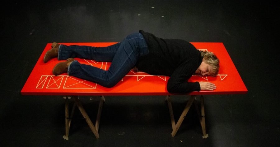 Prvih 30 godina Montažstroja: Trodijelni performans o raspadanju sustava javnog zdravstva na primjeru Sveučilišne bolnice u Blatu