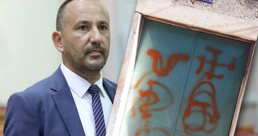 Obiteljska kuća zastupnika Hrasta, Hrvoja Zekanovića, išarana kukastim križem i ustaškim “U”
