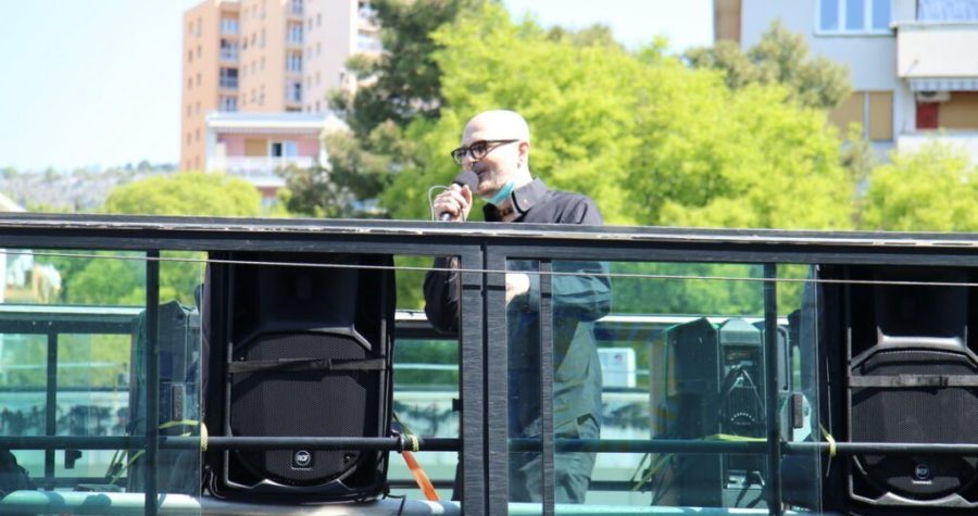 Koronakrizna turneja: Urban iz turističkog autobusa održao 12 malih nastupa po riječkim kvartovima