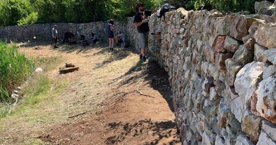 ‘(Za)Zeleni otok’ Žirje: Obnovili suhozid i uredili staru otočku lokvu – korak bliže ka zelenijoj budućnosti