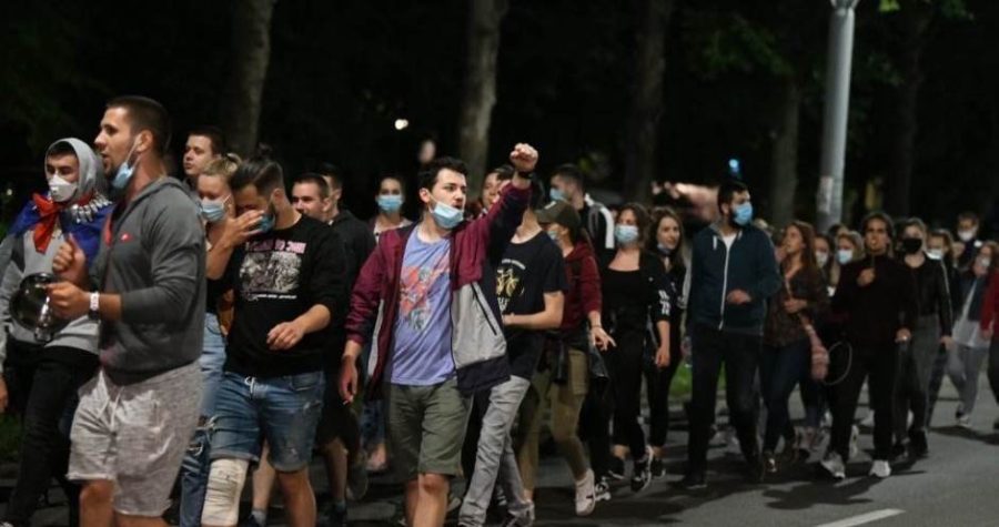 Dramatični neredi u Beogradu i brutalni obračun policije s prosvjednicima: Batinanje mladića koji mirno sjede na klupi…