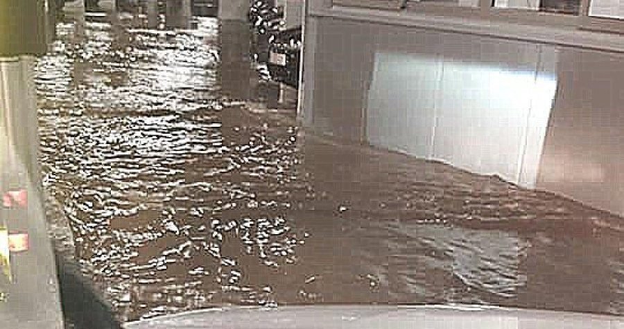 Traljavost, nesposobnost, neodgovornost: Poljana nakon malo jače kiše postala podzemni bazen, a ne garaža