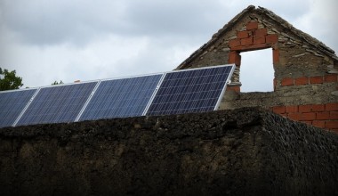 Solarna ploča na ruševini (foto TRIS/G. Šimac)