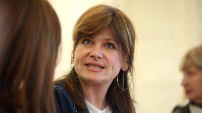 Karolina Vidović Krišto ( 45 ) : Zastupnica koja na “zaštitnoj maski ( marami )” gradi karijeru