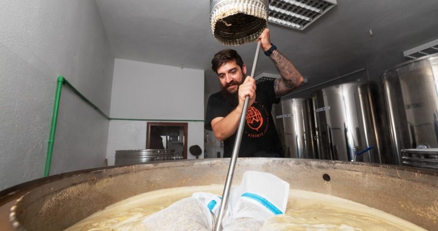 U Šibeniku promovirano novo šibensko-makedonsko craft pivo “Herz”: “Srčano” i zdravo, k tome prvo pivo u svijetu posvećeno jednom kadriokirurgu, dr. Sašku Jovevu!