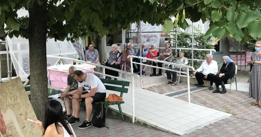 Knin u doba korone: Trio tombola svira Sinatru za “treću dob”…