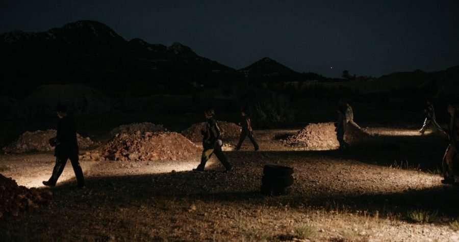 Rad panike: Predstava na brdašcima građevinskog otpada i ruševinama nedovršene bolnice u Blatu