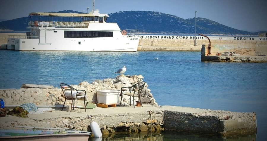Na otoku Vrgadi se usprotivili betonizaciji uvale, draži su im njihov mir, spokoj i očuvana priroda nego nautički turizam