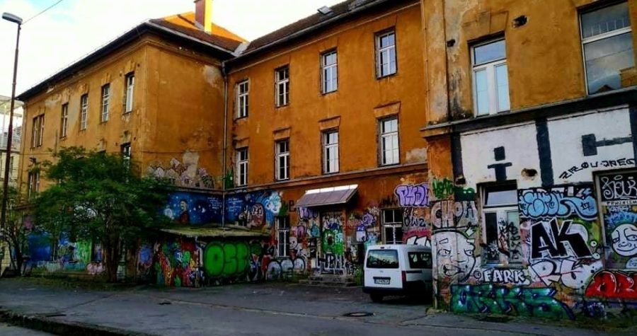 Dežela: Vlada Janeza Janše izbacuje kulturnjake i aktiviste iz kultne ljubljanske Metelkove, među njima i Laibachov NSK
