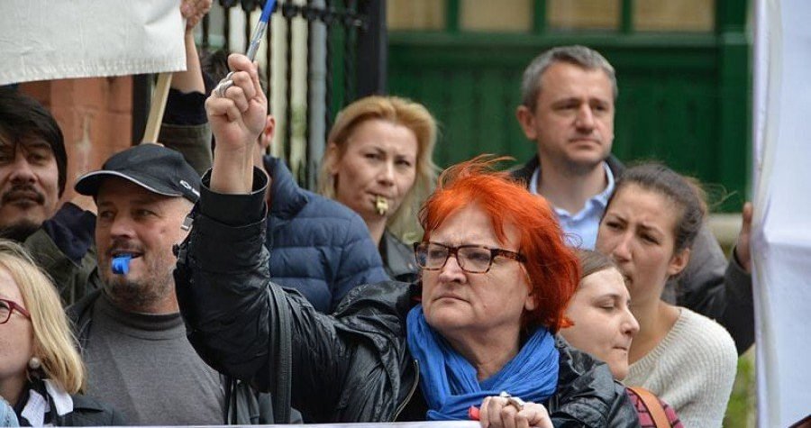 Vino & UDBA u “otvorenom pismu Radi Borić”: Ako Boga znate, ne lajkajte više naše objave, vidjet će to predsjednik pa će i nas uzeti na zub!
