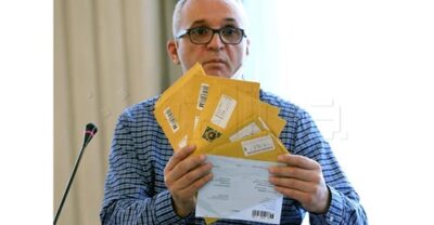 Hrvoje Zovko, predsjednik HND-a, s kovertama u kojima su tužbe i presude protiv novinara i medija (Foto Facebook HND/HINA)
